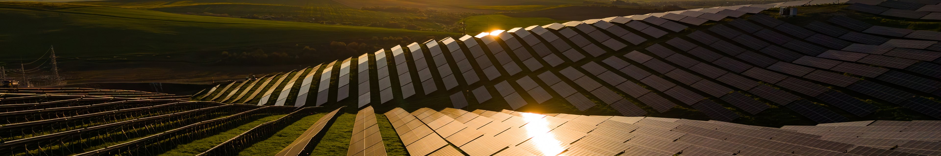 Usina fotovoltaica ao pôr do sol