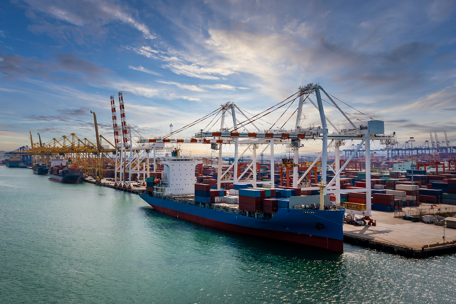 Navio atracado em porto com contêineres