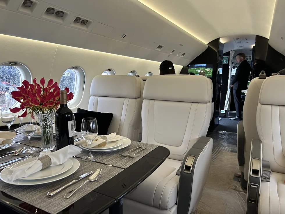 Interior de aeronave executiva exposta no Catarina Aviation Show 2025