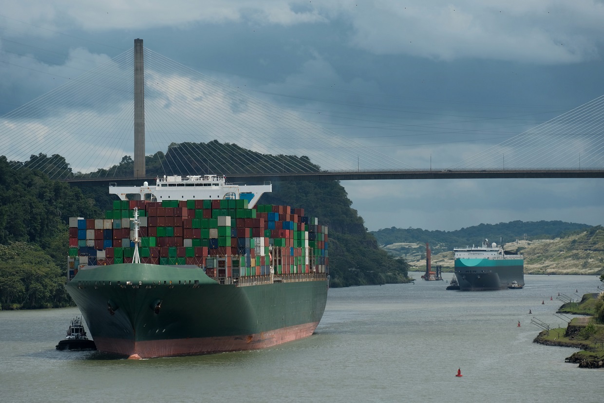 Navio de carga em alto-mar representando desembaraço aduaneiro sobre águas na importação