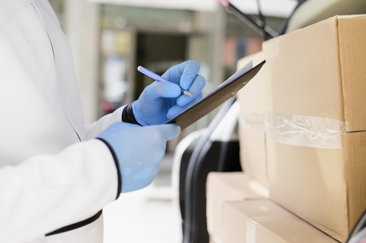 Profissional analisando documentos para importação com Anvisa antes da compra internacional
