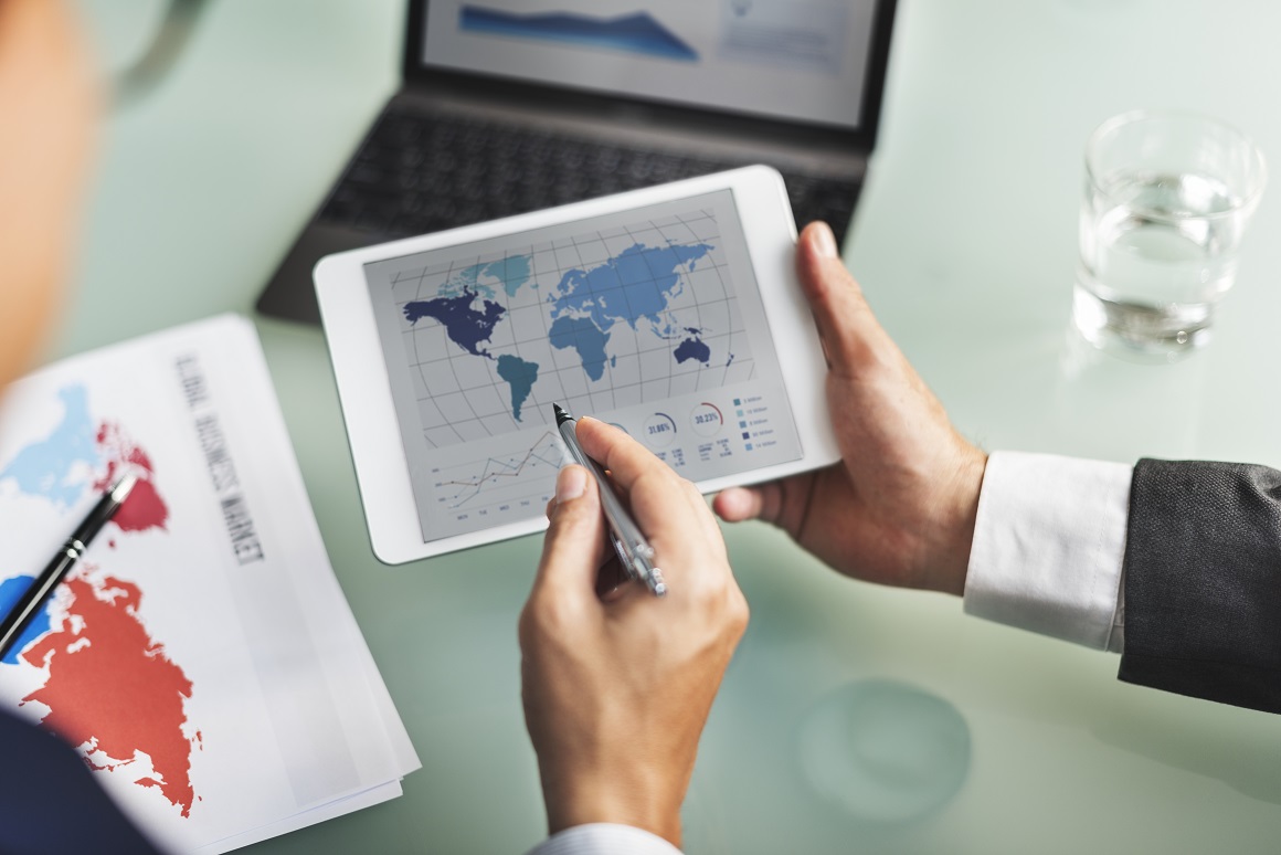 Profissional analisando os impostos da Reforma Tributária e seus impactos para empresas