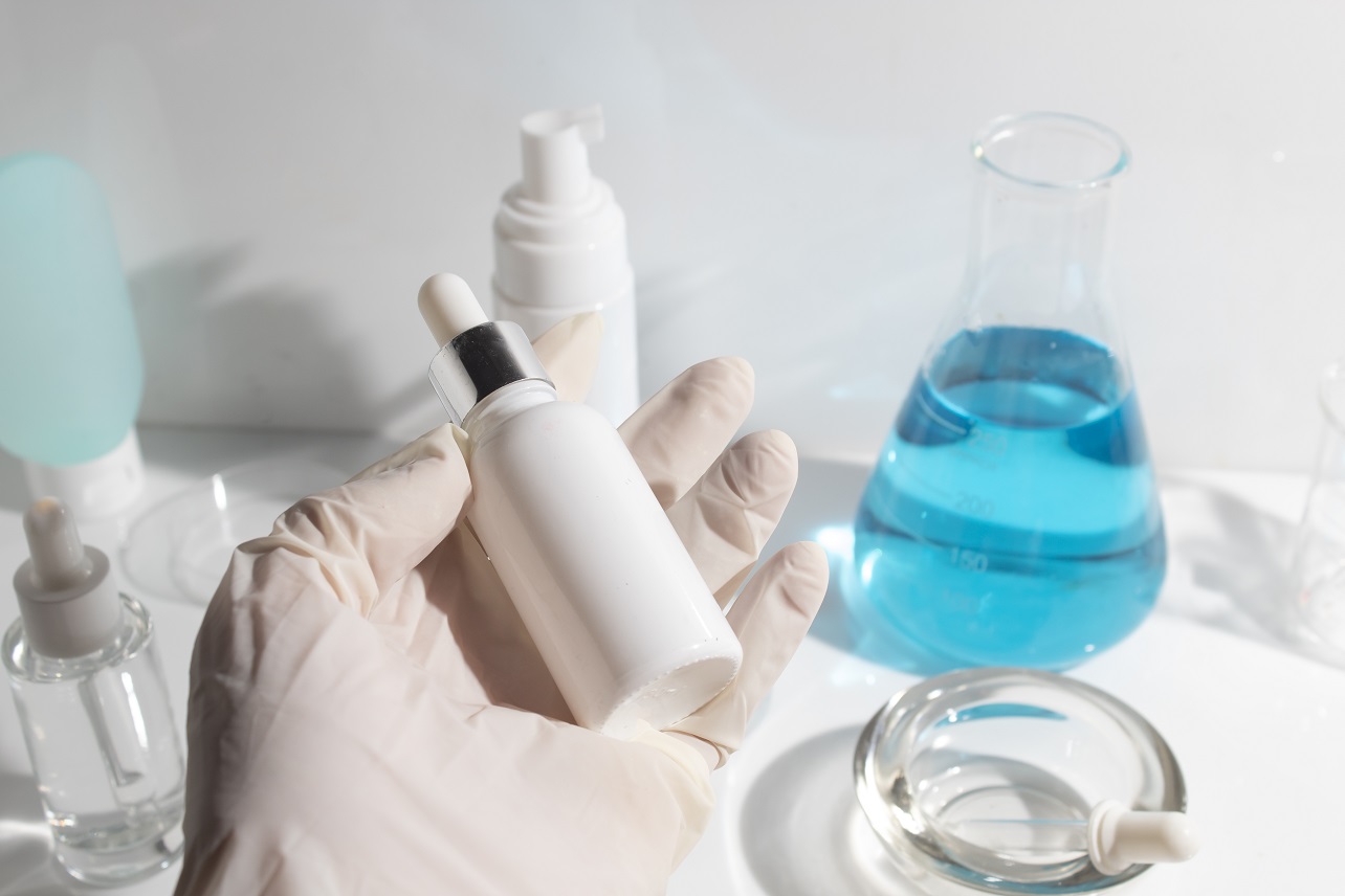 Cosméticos em laboratório representando operações de importação seguras.