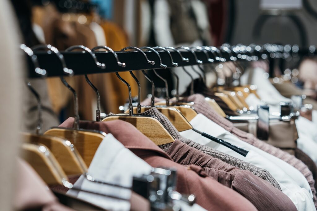 Roupas em centro logístico representando importação de moda no Brasil