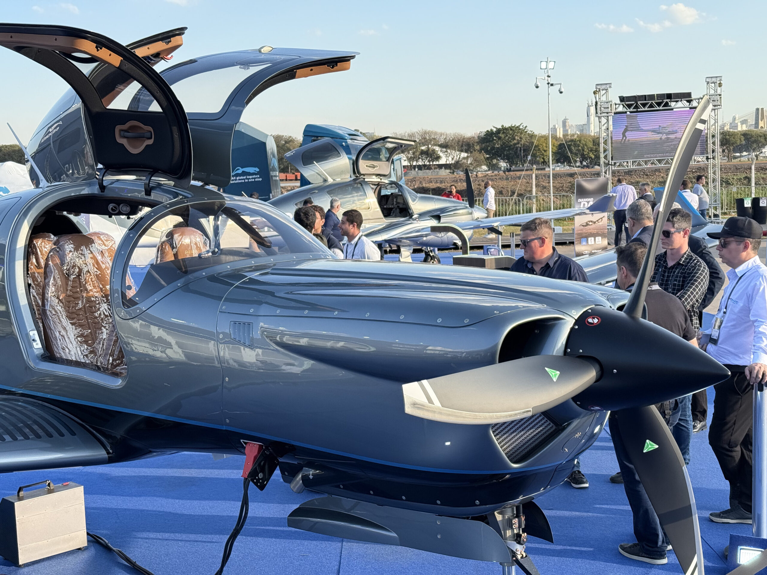 Aeronave executiva exposta na LABACE 2025, feira de aviação executiva em São Paulo.