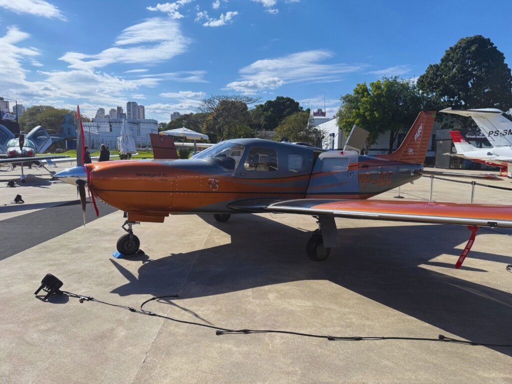 Piper Saratoga II TC em exposição na LABACE 2026, em São Paulo.