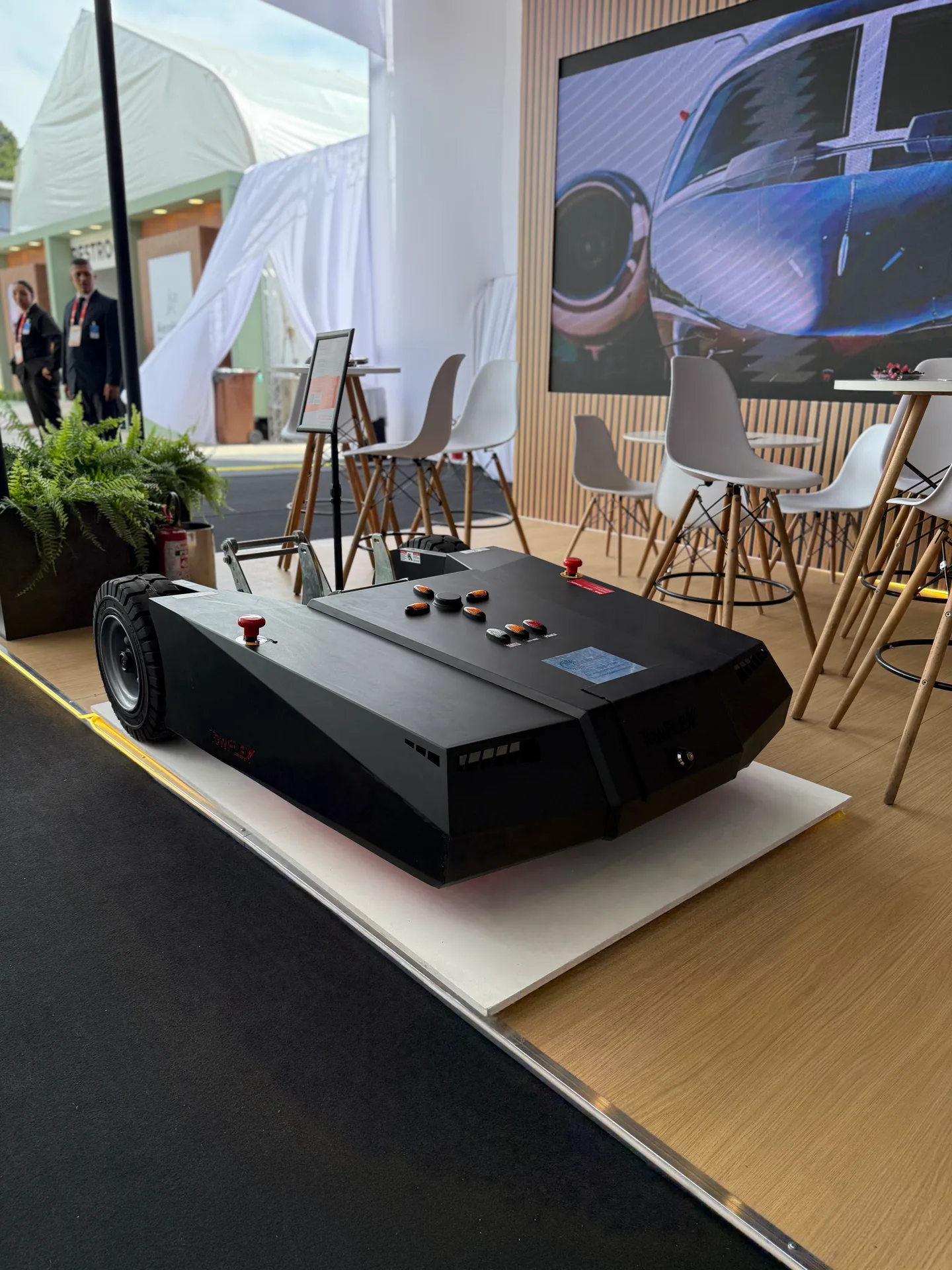 Rebocador TowFLEXX TF3 exposto no estande da WM Trading durante a LABACE 2026